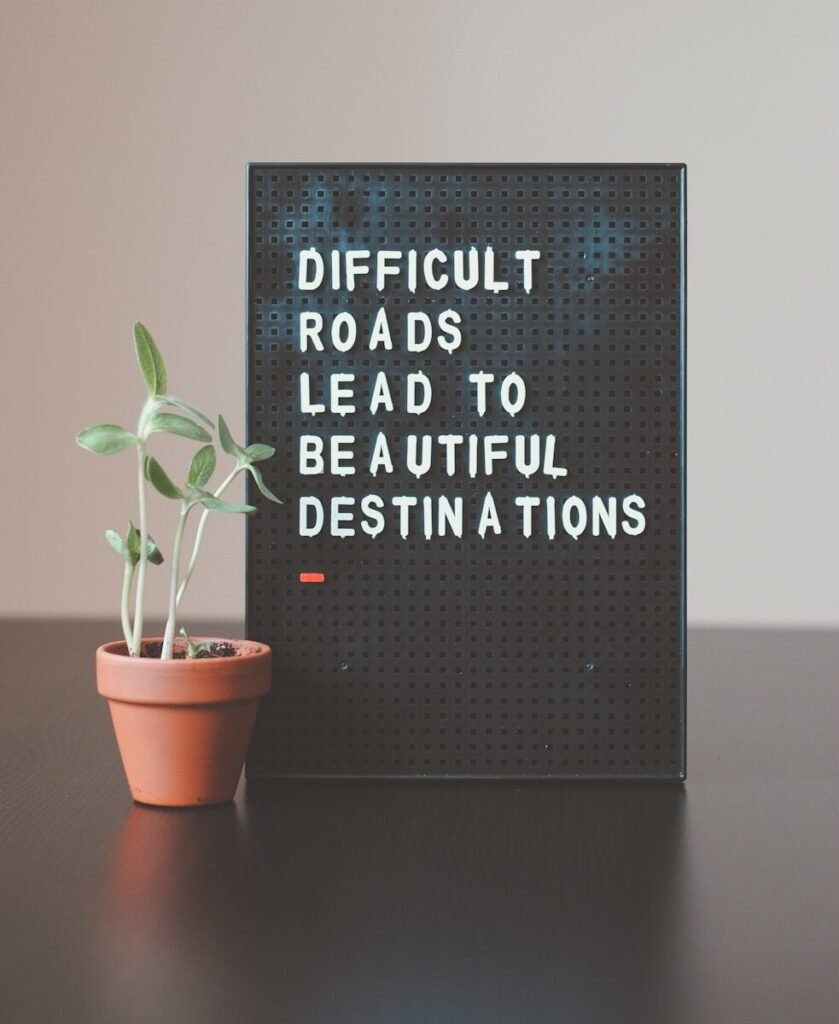 Objet de décoration de bureau portant l’inscription « Difficult roads lead to beautiful destinations »