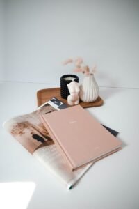 Livre rose posé sur une table blanche